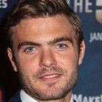 Is Alex Roe Married? His Bio, Age, Wife, Girlfriend, Parents and Net Worth
