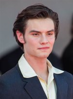 Louis Partridge (Movie Actor) - Age, Birthday, Bio, Facts, Family, Net Worth, Height & More