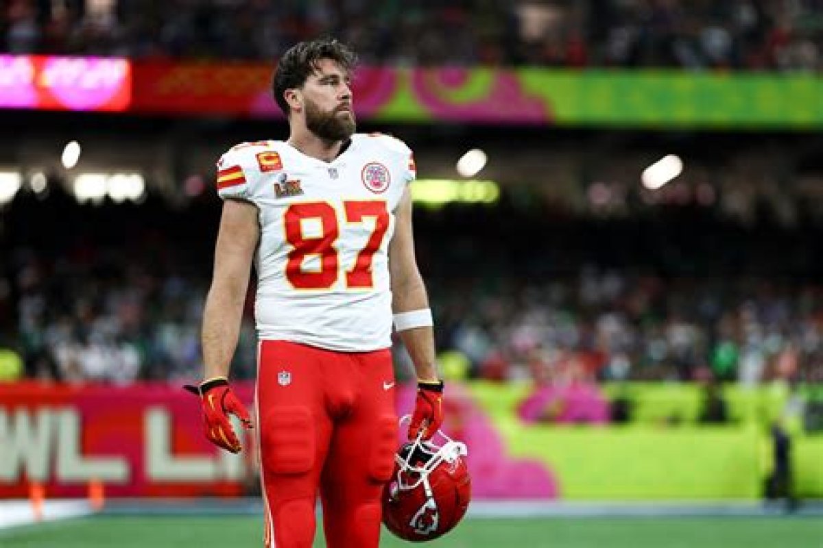 The Fascinating World's of Travis Kelce and Julia Roberts
