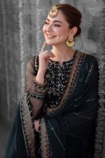 Unveiling the Allure of Hania Amir's Figure