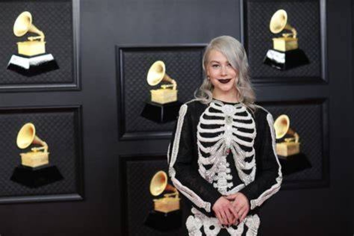 Unveiling the Enigma: Phoebe Bridgers Shirtless