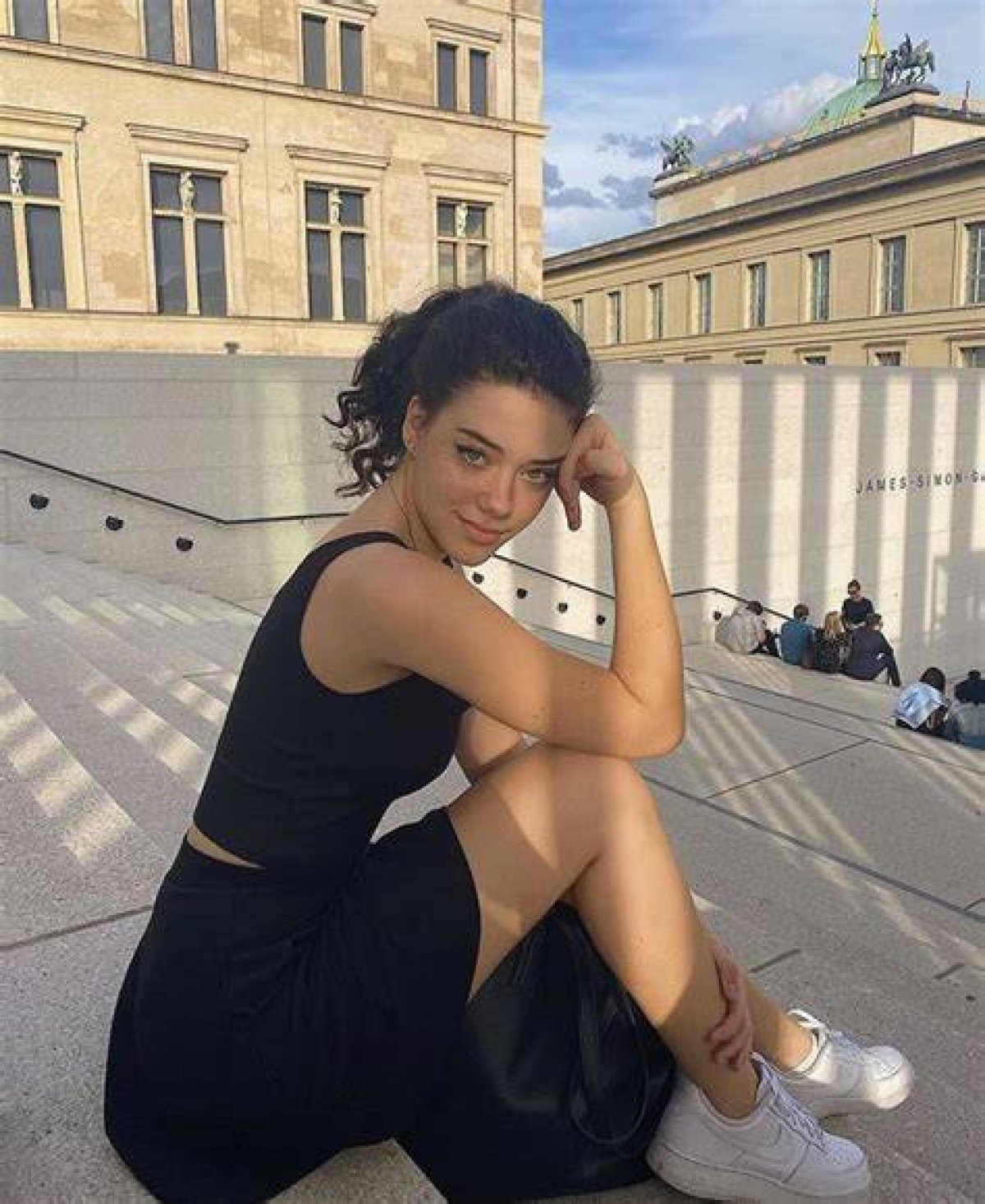Vanessa Rhd: the Rise of a Social Media Influencer