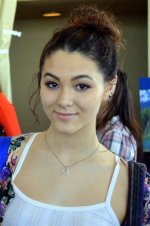 What Is Fivel Stewart Sexuality – Is She Gay? Ethnicity and Family of the Actress