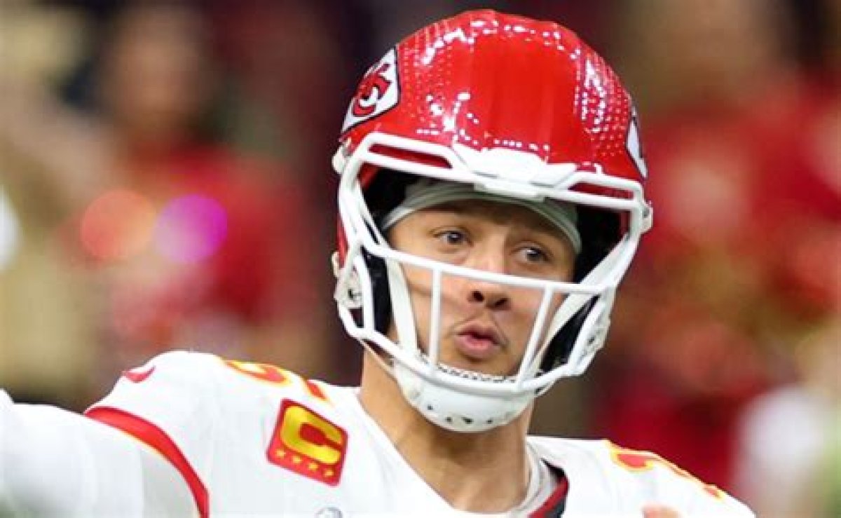 Why Does Patrick Mahomes Wear His Helmet So High? Kansas City Chiefs Quarterback Adopts Unusual on-F